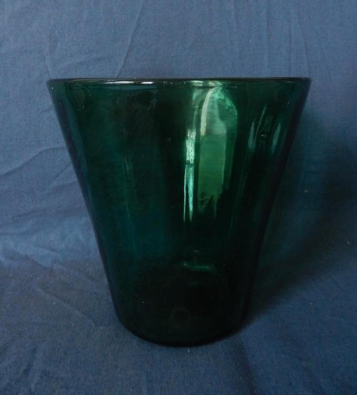 Groene glazen vaas met verticale optiek Maastricht? h. 16,3, Antiek en Kunst, Antiek | Glas en Kristal, Ophalen of Verzenden