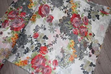 Polyester Chiffon stof - wit zwart gebloemd rozen #3736 beschikbaar voor biedingen