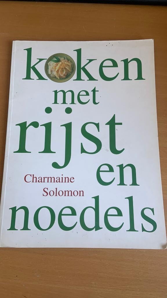 Koken met rijst en noedels - Charmaine Solomon, Ophalen of Verzenden, Zo goed als nieuw, Azië en Oosters