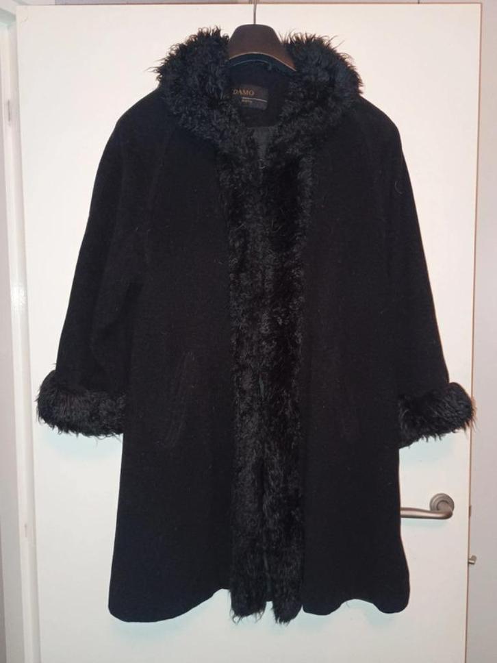 Mooie zwarte jas van Damo maat 46, Kleding | Dames, Jassen | Winter, Zo goed als nieuw, Maat 46/48 (XL) of groter, Zwart, Ophalen of Verzenden