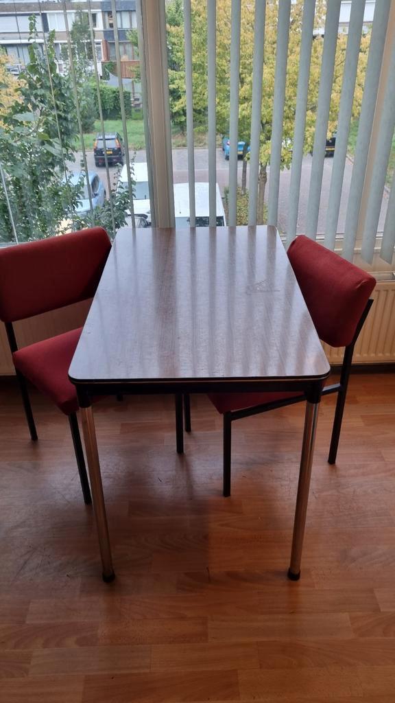 Kleine tafel met rode stoelen, Huis en Inrichting, Tafelonderdelen, Gebruikt, Tafelblad, 100 tot 150 cm, 50 tot 100 cm, Rechthoekig