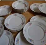 Dinerbord en diep bord bloemetjes gouden randje, Antiek en Kunst, Antiek | Servies los, Ophalen of Verzenden