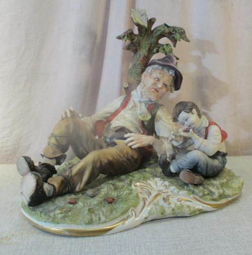 Prachtig Capodimonte Beeld - Opa en Kleinzoon - 30x24x26, Verzamelen, Beelden en Beeldjes, Zo goed als nieuw, Mens, Ophalen of Verzenden
