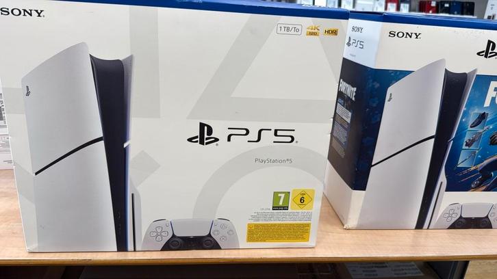 Playstation 1TB CD  Niuew  6 stuks op voorraad, Spelcomputers en Games, Spelcomputers | Sony PlayStation 4, Zo goed als nieuw