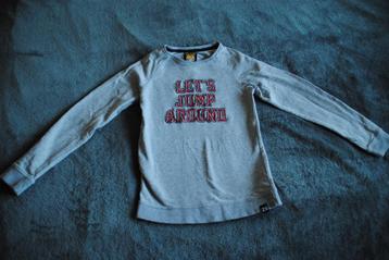 Z8 grijze sweater met rode tekst, maat 128/134 beschikbaar voor biedingen
