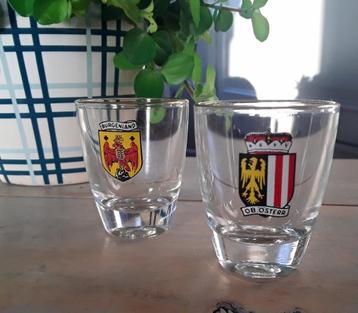 2 borrelglaasjes / shotglaasjes met opdruk en goudkleurig ra beschikbaar voor biedingen