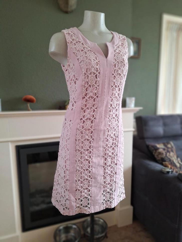 Caroline Biss roze gevoerde kanten jurk 38 M, Kleding | Dames, Jurken, Zo goed als nieuw, Maat 42/44 (L), Roze, Knielengte, Verzenden