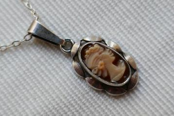 Zilveren camee hanger aan zilveren ketting beschikbaar voor biedingen