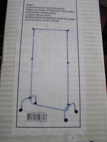 Nieuw Kleding rek op wielen. Uitneembaar en verstelbaar beschikbaar voor biedingen