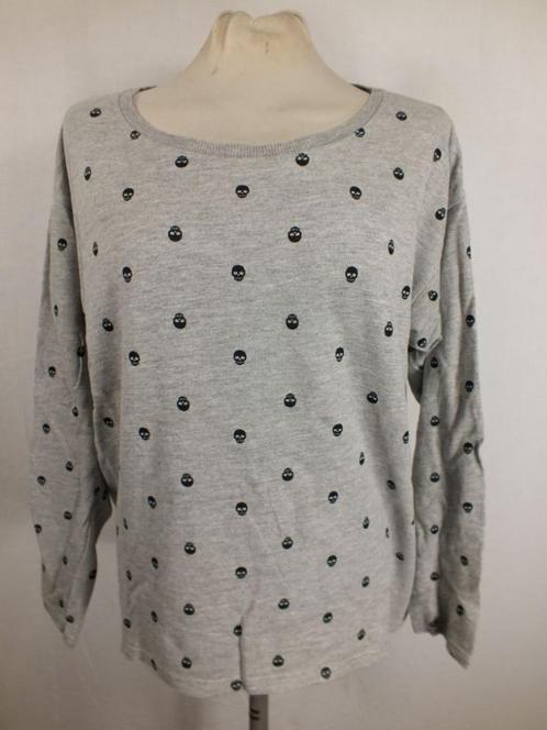 Grijs damesshirt met schedeltjes.Mt M.Merk H&M, Kleding | Dames, T-shirts, Zo goed als nieuw, Maat 38/40 (M), Grijs, Lange mouw