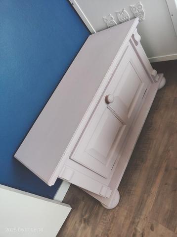 Wooden chest and hanger GRATIS