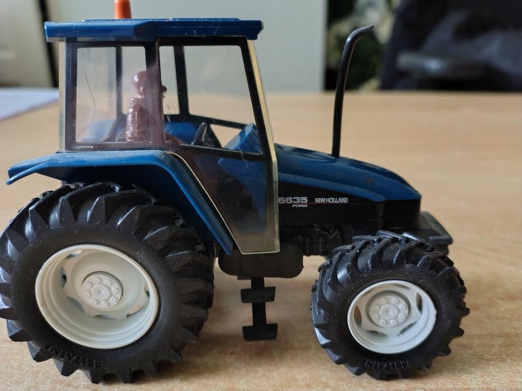 New holland 6635 britains, Hobby en Vrije tijd, Modelauto's | 1:32, Ophalen of Verzenden, Zo goed als nieuw, Tractor of Landbouw