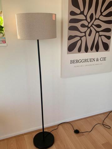 Staande lamp met zwarte poot met teddy kap beschikbaar voor biedingen