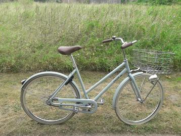 Damesfiets met mand (13/14 jaar) beschikbaar voor biedingen