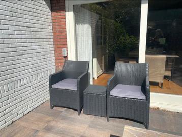 Wicker tuinset met 2 stoelen en tafeltje beschikbaar voor biedingen
