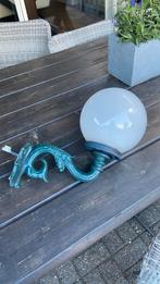 Gietijzeren buitenlanp met kunststof bol, Tuin en Terras, Buitenverlichting, Ophalen, Gebruikt, Wandlamp, 50 tot 250 watt