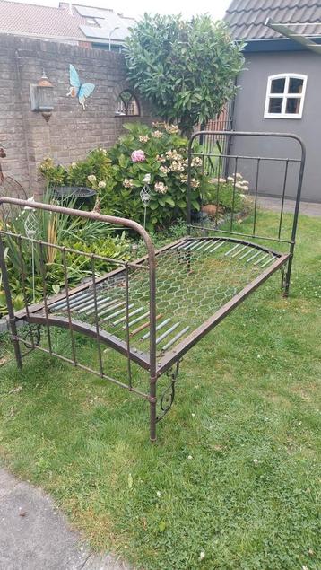 Antiek ijzeren spijlenbed beschikbaar voor biedingen