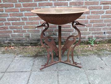 Smeedijzeren vuurkorf bloembak gedragen door 3 reigers  beschikbaar voor biedingen