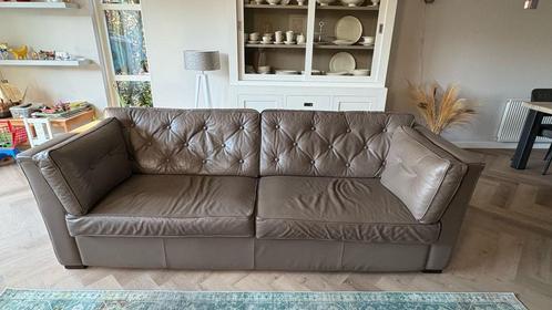 vierzits leren bank leder taupe, Huis en Inrichting, Banken | Bankstellen, Gebruikt, Rechte bank, Vierpersoons of meer, 200 tot 250 cm