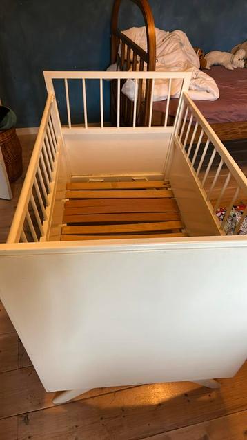 Vintage retro 1960s eenvoudig ledikantje opknapper beschikbaar voor biedingen