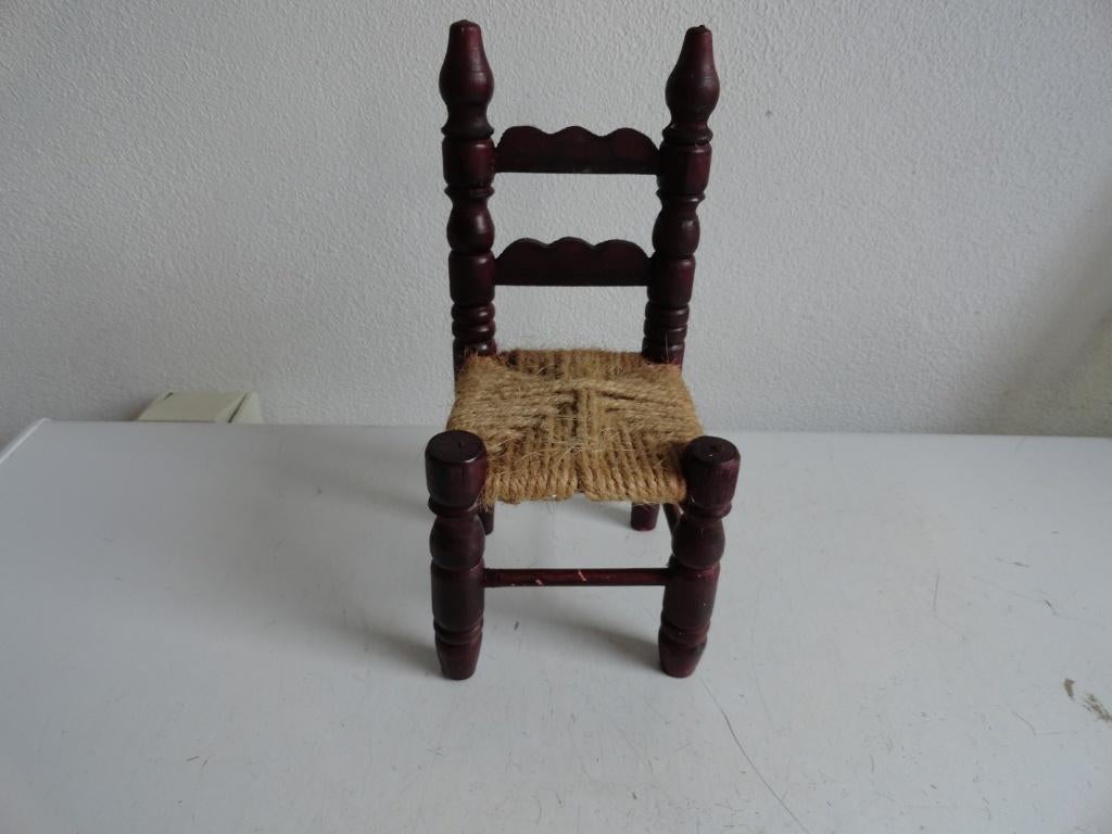 Poppenhuis stoeltje of mini stoeltje hout en touw antiek, Verzamelen, Poppenhuizen en Toebehoren, Ophalen of Verzenden, Gebruikt