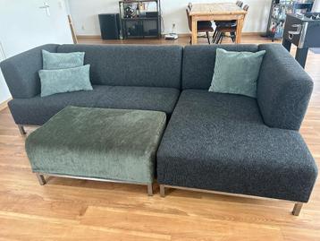 Moderne hoekbank grijs met groene, rode en turqouise hocker beschikbaar voor biedingen