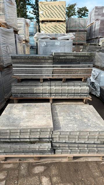 Allemaal verschillende 60x60x4 betontegels €1,- per stuk. beschikbaar voor biedingen