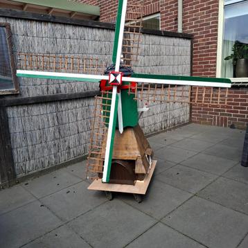 Op schaal. Handgemaakte molen beschikbaar voor biedingen