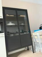 Mat zwarte vitrinekast, Huis en Inrichting, Kasten | Vitrinekasten, Ophalen, 50 tot 100 cm, Zo goed als nieuw, Glas