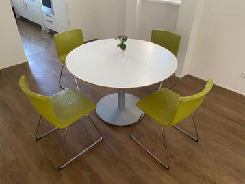 Ronde eettafel met 4 groene stoelen beschikbaar voor biedingen