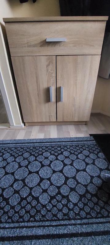 Houten kastje met deuren beschikbaar voor biedingen