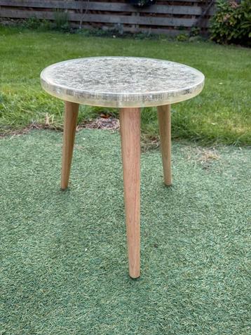 Unieke epoxy bijzettafel rond met afneembare poten beschikbaar voor biedingen