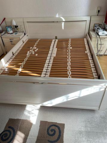 Tweepersoonsbed wit , 160cm breed en 200cm lang, ZGAN