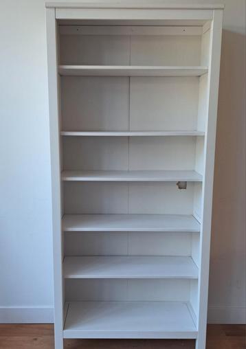 2 Boekenkasten beschikbaar voor biedingen