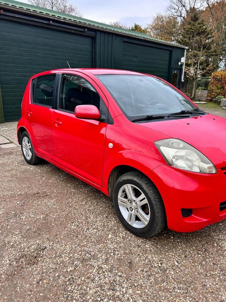 Daihatsu Sirion 1.3 4WD 2008 Rood, Auto's, Daihatsu, Particulier, Benzine, D, Hatchback, Handgeschakeld, Geïmporteerd, Rood, Vierwielaandrijving