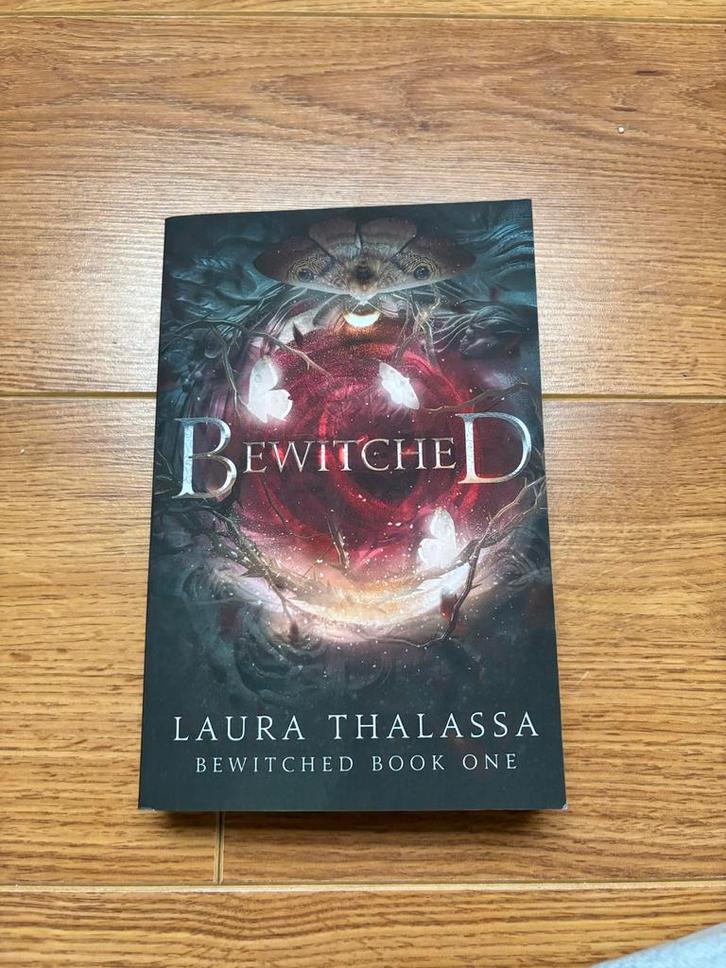 Bewitched - Laura Thalassa (Engelstalig), Boeken, Romans, Zo goed als nieuw, Wereld overig, Ophalen of Verzenden