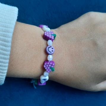 Paarse kralen armband met druiven en smiley beschikbaar voor biedingen