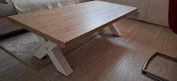 Salontafel met wit metalen onderstel, kleur licht eiken . beschikbaar voor biedingen