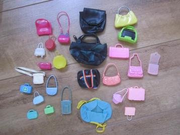 Barbie veel verschillende kleurtjes tasjes koffertjes enz  beschikbaar voor biedingen