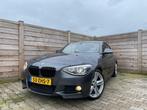 BMW 1-serie 116i Upgrade Edition M-Pakket 2012, Auto's, Origineel Nederlands, Te koop, Zilver of Grijs, 5 stoelen