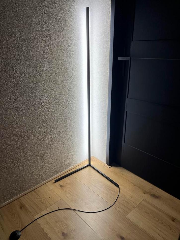Moderne Hoeklamp - Strak Design, Huis en Inrichting, Lampen | Vloerlampen, Zo goed als nieuw, 100 tot 150 cm, Metaal, Ophalen