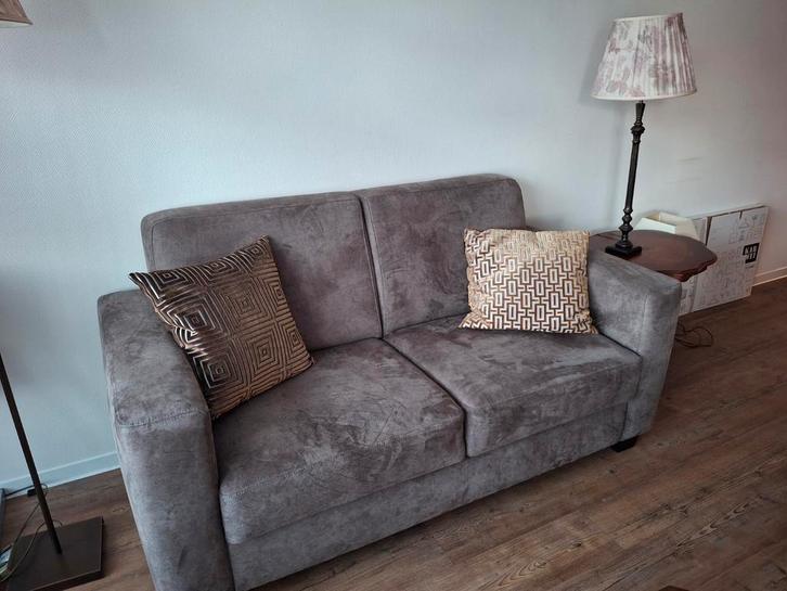 Taupe kleurige 2-zitsbank en bijpassende fauteuil - ZGAN, Huis en Inrichting, Banken | Bankstellen, Zo goed als nieuw, Rechte bank