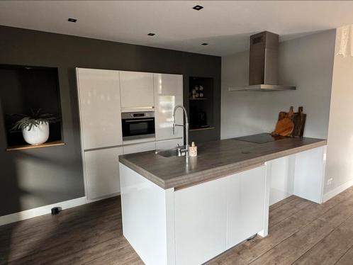 Hoogglans witte keuken, Huis en Inrichting, Keuken | Complete keukens, Gebruikt, Overige typen, Wit, Kunststof, Greeploos, Met kookeiland