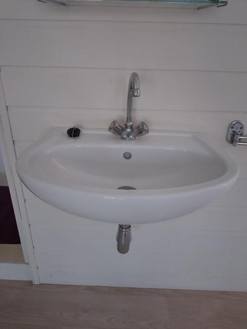 Wasbak wit incl kraan, Doe-het-zelf en Verbouw, Sanitair, Zo goed als nieuw, Wastafel, Steen, Ophalen