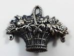 Mooie romantische oude broche, verzilverd bloemenmandje, Ophalen, Zo goed als nieuw, Zilver, Overige materialen