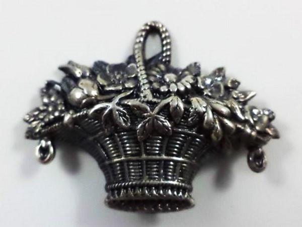 Mooie romantische oude broche, verzilverd bloemenmandje, Sieraden, Tassen en Uiterlijk, Broches, Zo goed als nieuw, Overige materialen