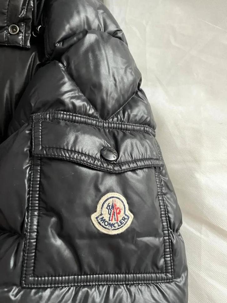 Moncler Maya Jas - Stijlvol en Warm, Kleding | Heren, Jassen | Winter, Nieuw, Maat 48/50 (M), Zwart, Ophalen of Verzenden