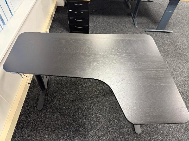 Bekant hoekbureau zit-sta Ikea Zwart, Huis en Inrichting, Bureaus, Zo goed als nieuw, Stabureau, Elektrisch, In hoogte verstelbaar