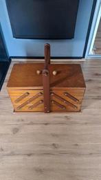 Houten naaibox, Ophalen