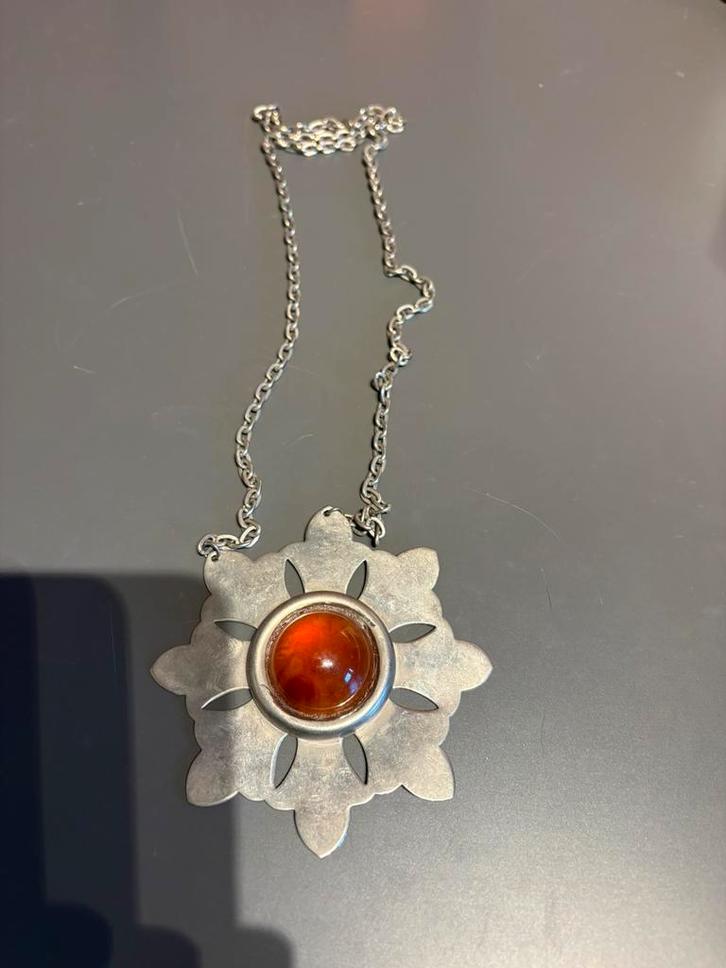 Grote vintage zilverkleurige hanger met barnsteenlook steen, Sieraden, Tassen en Uiterlijk, Kettingen, Zo goed als nieuw, Zilver